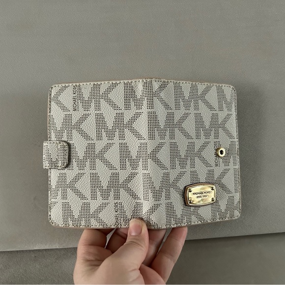Michael Kors Wallet/Bifold Card Case - Picture 3 of 3